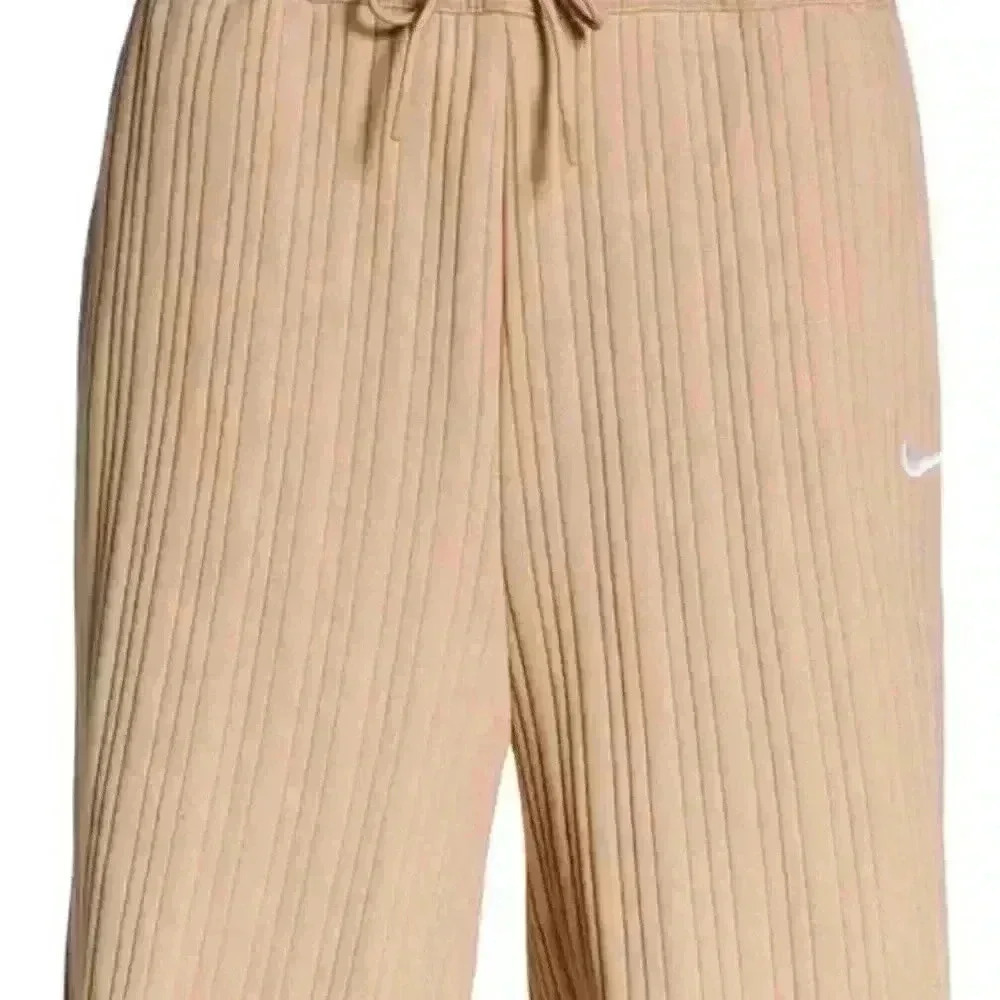 Nike Loose Fit High Rise Woman Shorts - Picture 5 of 6